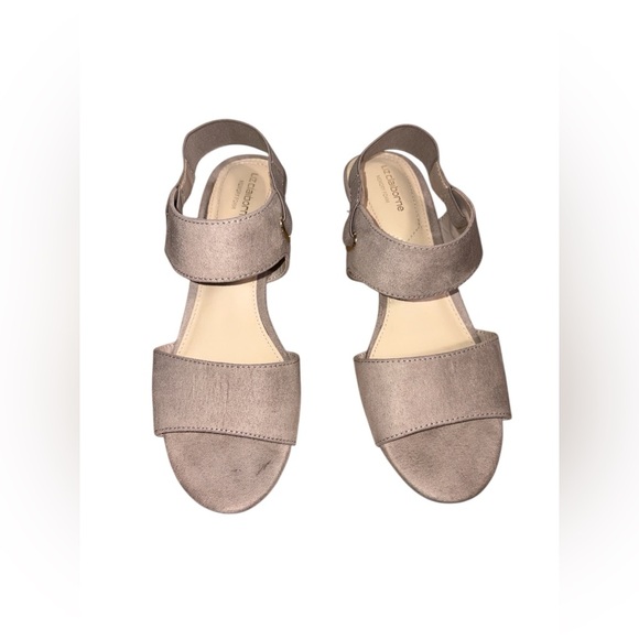 Liz Claiborne LC Clashing Low Heel Sandal Beige Suede Gold Accents Size 6.5 - Picture 6 of 10